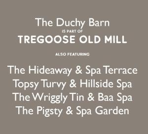 Een uitnodiging voor een bruiloft met de vuile schuur is een deel van de oude molen. bij The Duchy Barn at Tregoose Old Mill in Newquay