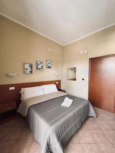A bed or beds in a room at Hotel Villa Robinia