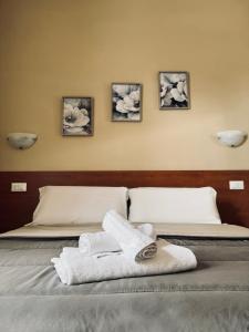 A bed or beds in a room at Hotel Villa Robinia