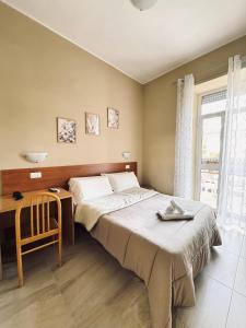 A bed or beds in a room at Hotel Villa Robinia