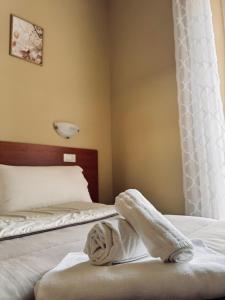 A bed or beds in a room at Hotel Villa Robinia
