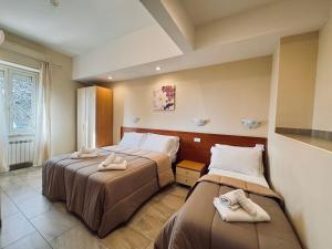 A bed or beds in a room at Hotel Villa Robinia
