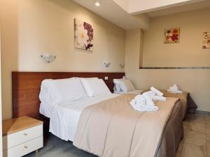 A bed or beds in a room at Hotel Villa Robinia