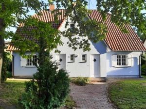 a white house with a red roof at Ferienwohnungen Blaues Haus, Putbus in Putbus