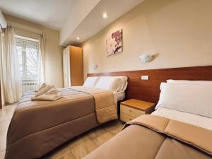 A bed or beds in a room at Hotel Villa Robinia Még 37 kép