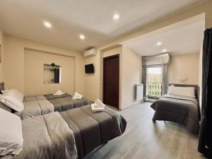 A bed or beds in a room at Hotel Villa Robinia