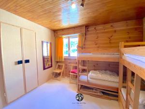 une chambre avec deux lits superposés et une fenêtre dans l'établissement T3 Plein Sud - Proche remontées mécaniques, à L'Alpe-d'Huez