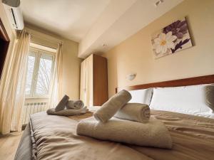 A bed or beds in a room at Hotel Villa Robinia