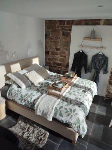 Rúm í herbergi á L'Olivine Chambre d'hôtes