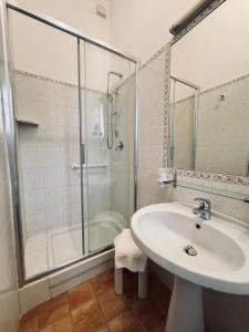 A bathroom at Hotel Villa Robinia