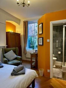 惠特比Bleak House的一间带床的卧室和一间带淋浴的浴室