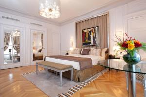 - une chambre avec un lit et une table en verre dans l'établissement Majestic Hotel Spa - Champs Elysées, à Paris