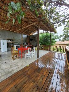 einen Pavillon mit einem Tisch und Stühlen auf einer Terrasse in der Unterkunft Nosso Quintal Candeias - Camping in Conceição do Mato Dentro