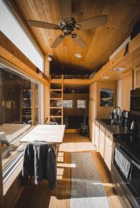 Gallery image of Mountain High Aster a tranquil tiny home nestled high in the mountains near Boone, NC in Vilas
