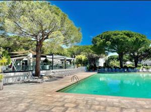 Bazén v ubytování MAGNIFIQUE t2 RÉSIDENCE LUXE MANDELIEU CANNES PLAGE PRIVÉE PISCINE TENNIS RESTAURANT nebo v jeho okolí