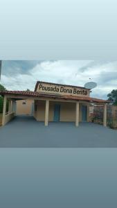 un edificio con un cartel que dice pvezda dana barbara en Hotel - Pousada e Restaurante Dona Benta, en Novo Acordo