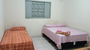 Un dormitorio pequeño con una cama y una ventana. en Hotel - Pousada e Restaurante Dona Benta, en Novo Acordo