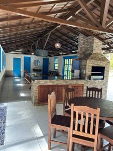 een eetkamer met een tafel en stoelen en een keuken bij Villa Serenità - Casa Vecchia in Santa Teresa