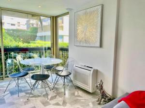 Fotografie z fotogalerie ubytování MAGNIFIQUE t2 RÉSIDENCE LUXE MANDELIEU CANNES PLAGE PRIVÉE PISCINE TENNIS RESTAURANT v destinaci Mandelieu-la-Napoule