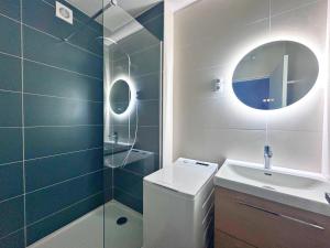 une salle de bains avec toilettes, lavabo et miroir dans l'établissement T3 - Route Espagne - Autoroute A64 2min - Parking, à Portet-sur-Garonne