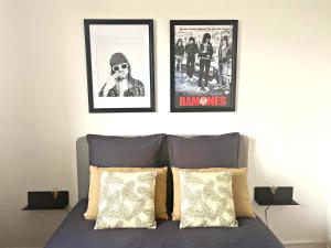 - une chambre avec trois photos encadrées au-dessus d'un lit dans l'établissement T3 - Route Espagne - Autoroute A64 2min - Parking, à Portet-sur-Garonne 8 autres photos