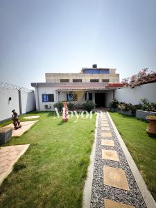 a house with a garden in front of it at Charmante petite villa in Lomé