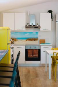 Η κουζίνα ή μικρή κουζίνα στο La Grotta Sardegna 5 Bedrooms each with a Private Ensuite Bathroom featuring a Hydromassage Shower Air Conditioning