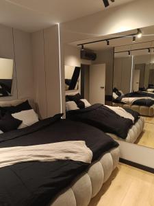 Katil atau katil-katil dalam bilik di Black Bella Apartament Kielce, Widok na Telegraf, Garaż, Klimatyzacja, Lustra w sypialni