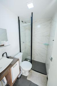 a bathroom with a toilet and a shower at Pousada Espaço Viagi in Taubaté +65 photos