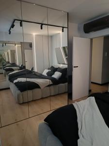 キェルツェにあるBlack Bella Apartament Kielce, Widok na Telegraf, Garaż, Klimatyzacja, Lustra w sypialniのギャラリーの写真