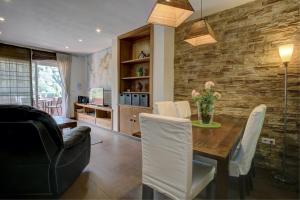 ベナアビスにあるBenahavis Penthouse Apartmentのダイニングテーブルと椅子のあるリビングルーム