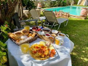 - une table avec un bouquet de nourriture et de boissons dans l'établissement Despoina's Maisonette at Rafaella Resort, à Kokóni