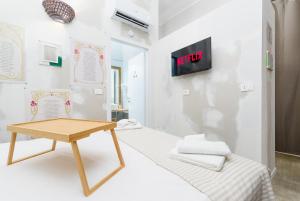 a small room with a table and a bed at Centro Torino - Chambre Sibilla Cumana - by Cesare Marretti in Turin