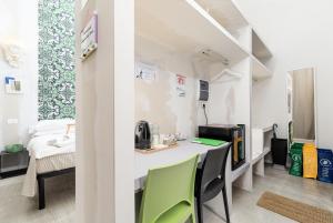 a room with a kitchen with a counter and chairs at Centro Torino - Chambre Sibilla Cumana - by Cesare Marretti in Turin