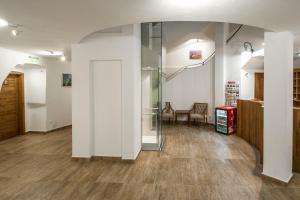 pasillo con puerta de cristal en una habitación en Malom Hotel, en Debrecen