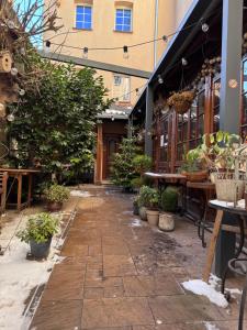un patio con macetas, mesas y un edificio en Apartament Gdańska 13, en Bydgoszcz