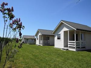 eine Reihe von Fertighäusern in einem Hof in der Unterkunft Bungalow in Kolczewo near Baltic Sea Beach in Kołczewo