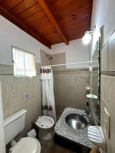Ένα μπάνιο στο Cabañas Mirador de la Bahia