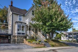 una casa con un árbol delante de ella en Auberge Marquis de Montcalm en Sherbrooke