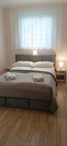 a bedroom with a large bed with a window at Marittimo Resort in Świnoujście