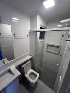 a bathroom with a shower and a toilet at Duplex Cobertura com hidro in Bertioga