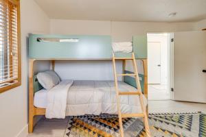 Ένα ή περισσότερα κρεβάτια σε δωμάτιο στο Oceanside Escape with Stunning Views Walk to Beach!