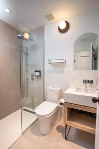 Un baño con inodoro, ducha y lavabo. en Studio #1 - Self Check-In - Plateau - St-Denis, en Montreal