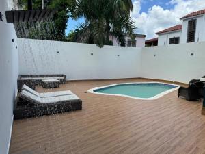 una piscina en el patio trasero de una casa en Solano Apartamentos, en Boca Chica