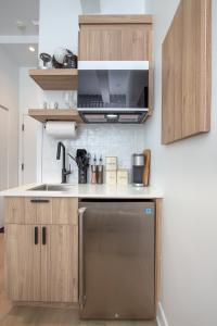 una cocina con fregadero y microondas en Studio #1 - Self Check-In - Plateau - St-Denis, en Montreal 20 fotos más