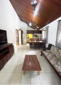 a living room with a couch and a table at Aconchego em Gravatá! Temporada in Gravatá +5 photos