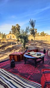 un tavolo da biliardo su un tappeto nel deserto di Nomads Heaven Camp a M'Hamid
