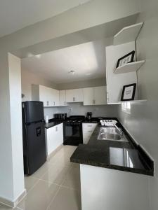 Η κουζίνα ή μικρή κουζίνα στο 3 bedroom apartment with private jacuzzi and terrace
