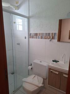 Bilik mandi di Pousada Villa Virgínia Guarujá