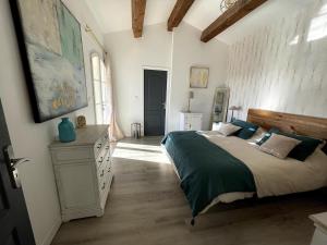 una camera con un grande letto e un comò di Bastide à Trans en Provence avec piscine et vue sur le massif des Maures a Trans-en-Provence